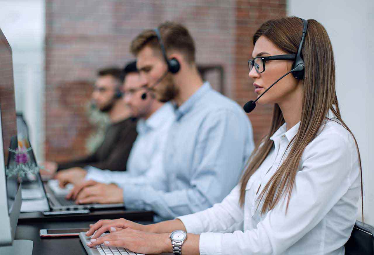 ragazzi che lavorano in un call center