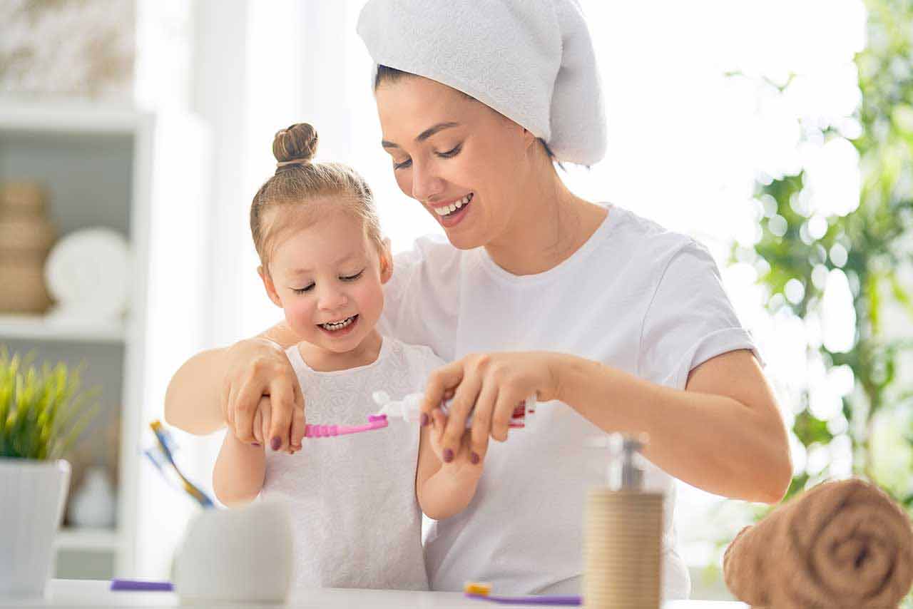 mamma e figlia che si lavano i denti