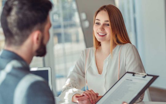 bella ragazza colloquio di lavoro