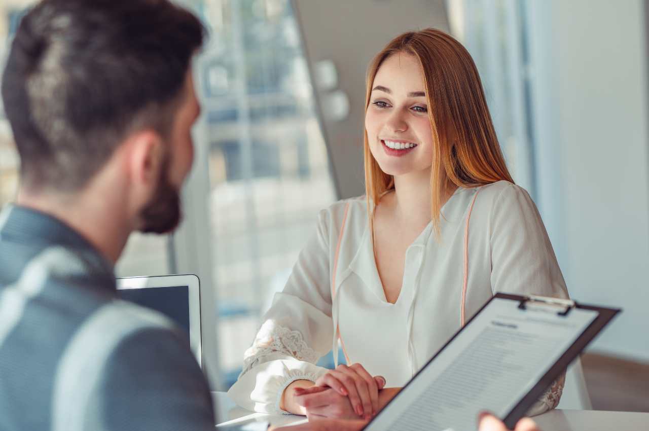 bella ragazza colloquio di lavoro