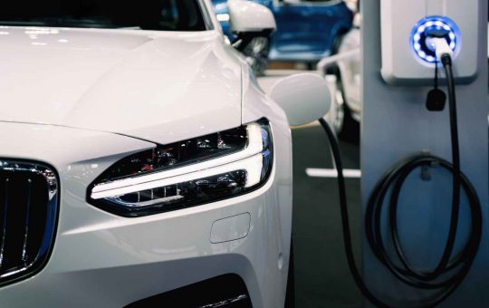 sconto bonus auto: ecobonus 2023 per automobili ibride ed elettriche